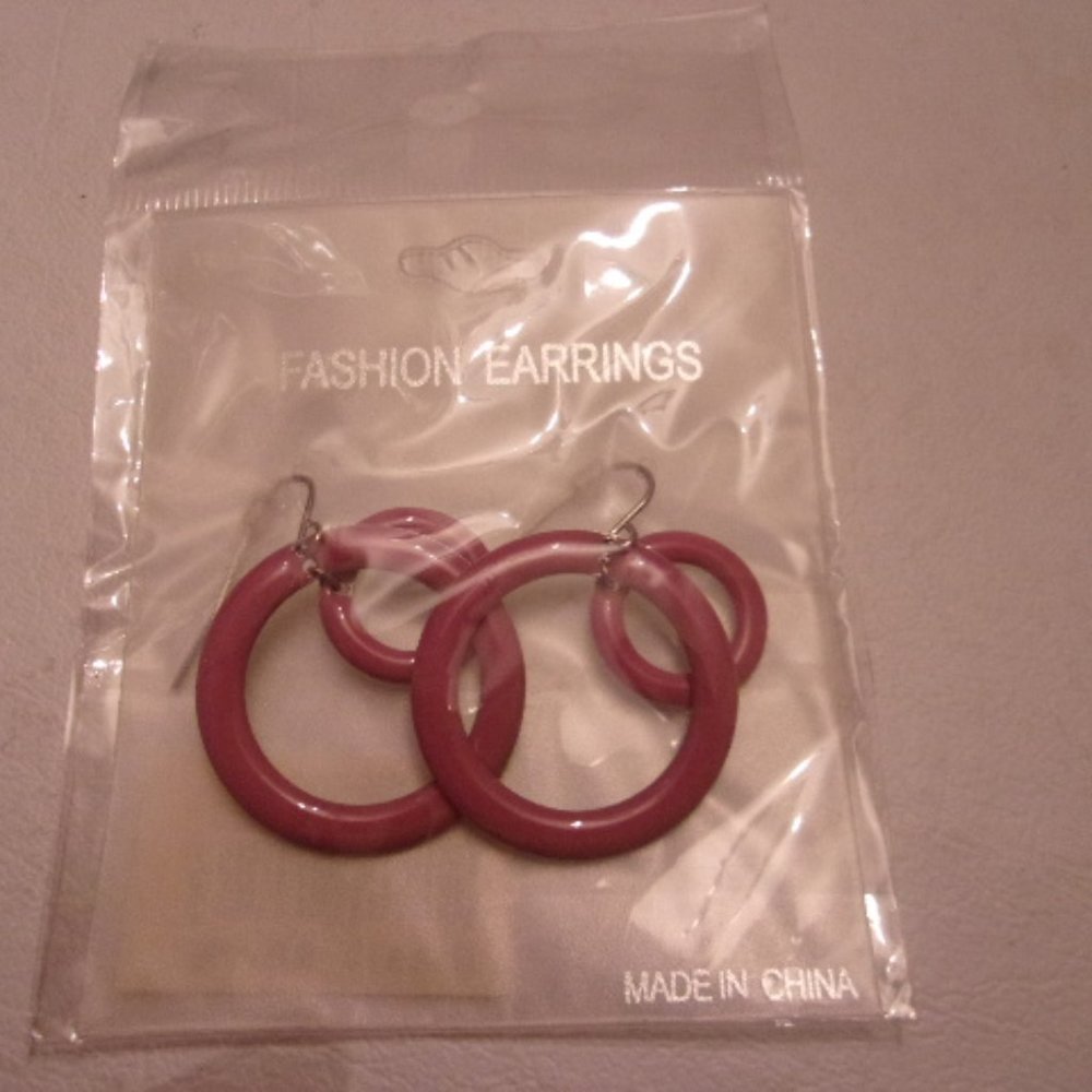 NWT DANGLE EARRINGS. TUB1-6